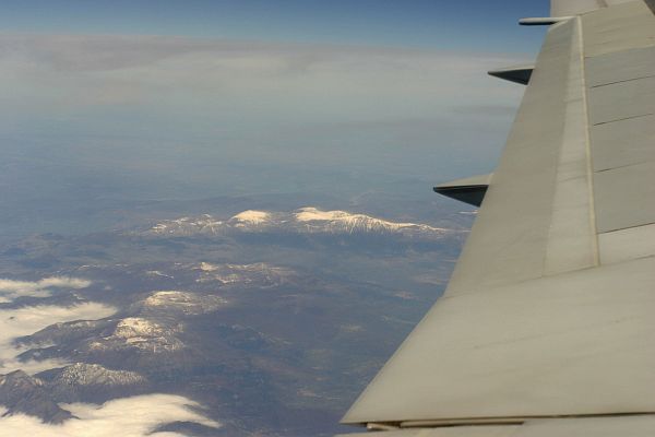 Flug ber die Berge der Alpen