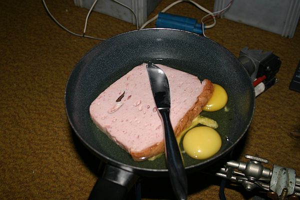 Bratpfanne mit Eiern und Leberk�se
