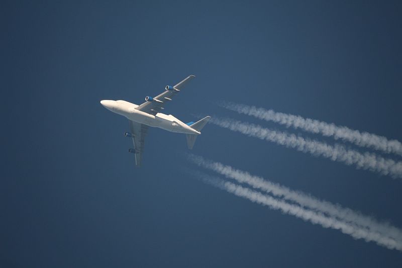 Boeing 747-409(LCF) Dreamlifter in Reiseflughhe im 25cm Spiegelteleskop