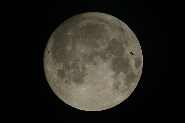 Der Vollmond stand sehr tief am Horizont