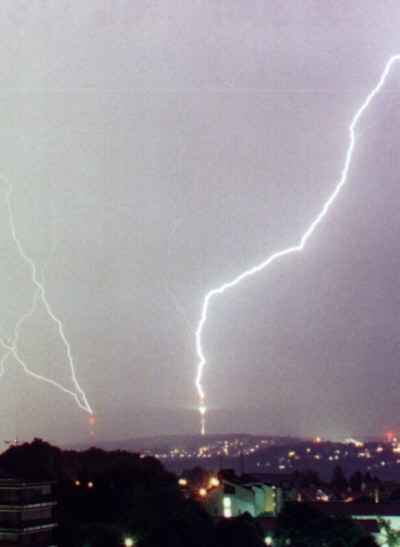 Gewitter und Blitze, die in den Stuttgarter Fernsehturm einschlagen