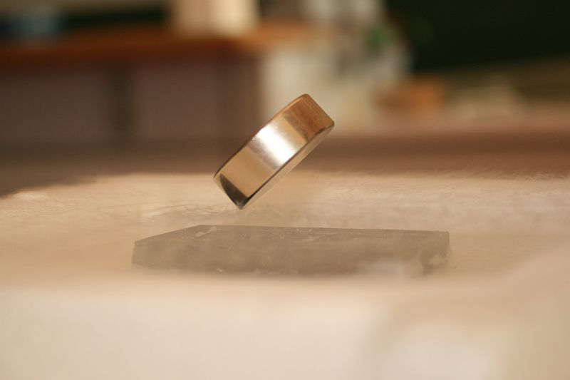 Neodym-Magnet über Hochtemperatursupraleiter in flüssigem Stickstoff am 24.7.2012 in Pfullingen