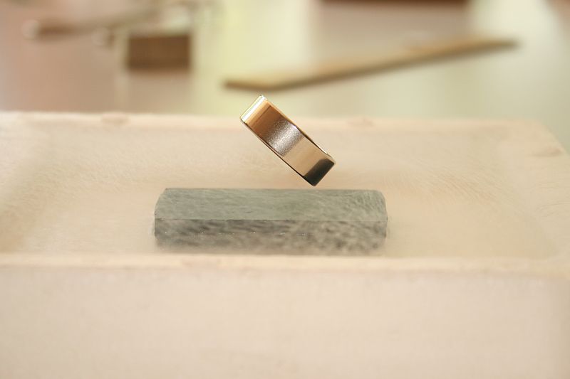 Neodym-Eisen-Bor-Magnet über rechteckigem YBCO-Hochtemperatursupraleiter in flüssigem Stickstoff am 24.7.2012