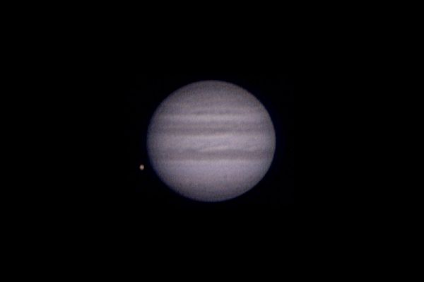 Jupiter mit Ganymed - Jupiter-Explosion durch primordiales Schwarzes Loch am 7.8.2022 --- Einsteinkreuz