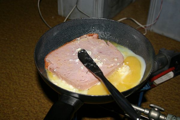 Leberk�se und Eier mit Wasserstoff gebraten - das schmeckt!