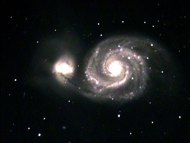 Diese Aufnahme der Whirlpool-Galaxie M51 wurde mit einer Astro-CCD-Kamera gemacht.