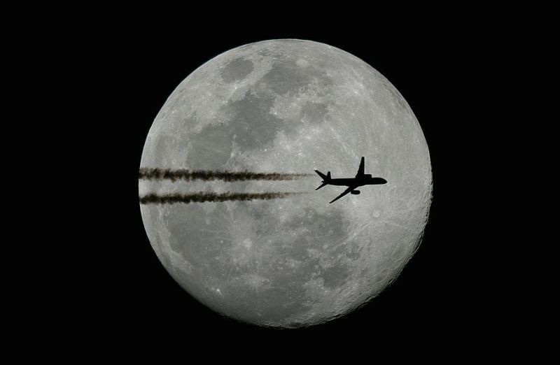 Flugzeug vor dem Mond!