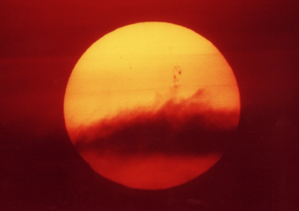 Nie ohne professionelle Schutzfolie in die Sonne sehen!