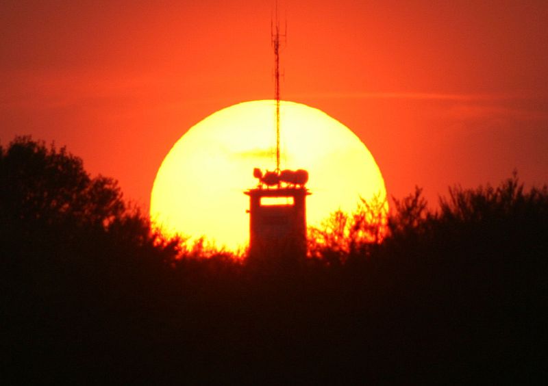 Sonnenuntergang hinter dem Roßbergturm