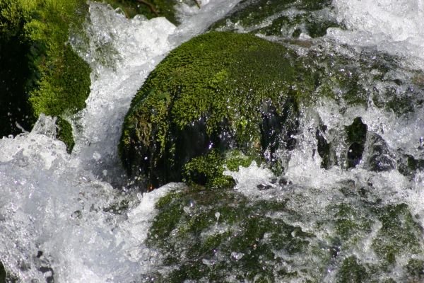 Dieser Wasserfall ist an den Gönninger Seen