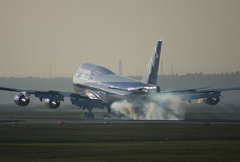 Boeing 747 bei der Landung in Frankfurt am Main