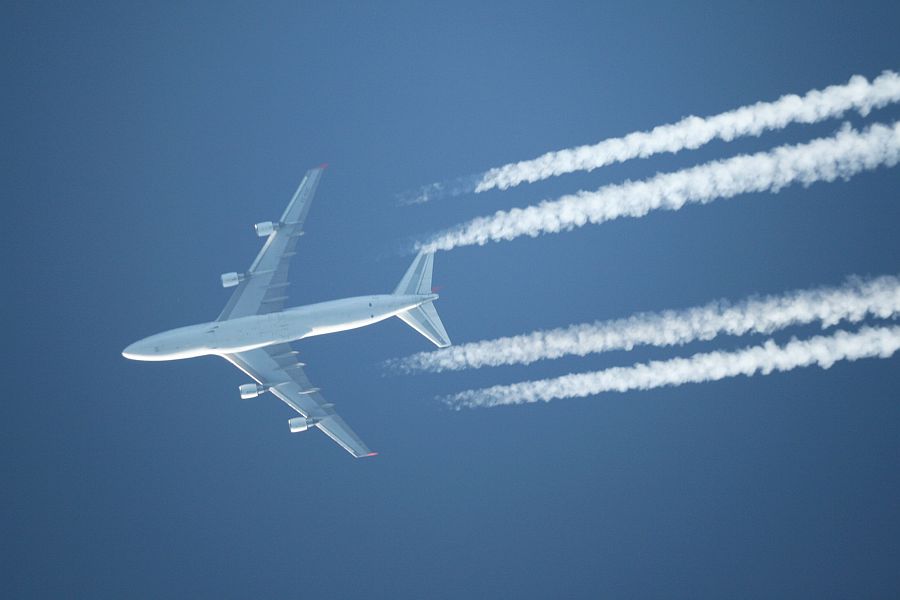 B 747 in Reiseflughhe im Teleskop