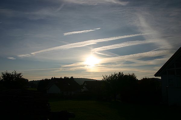 Keine Chemtrail - Sprhungen sondern langlebige Kondensstreifen (persistent contrails), die durch Winde oder niedrige Luftfeuchtigkeit an manchen Stellen rasch aufgelst werden.