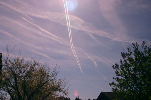 Obwohl auch bei mir fters derartige massiv verbreiterte Kondensstreifen auftretren, habe ich den sogenannten "Chemtrails-Fallout" noch nie beobachtet.