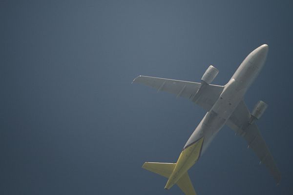 Tiefflieger im allmhlichen Landeanflug ohne Kondensstreifen