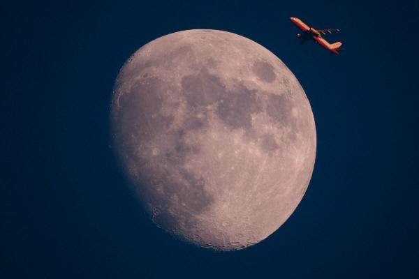 Dieses Flugzeug flog kanpp am Mond vorbei