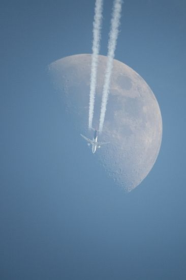 Flugzeug OO-VEJ vor dem Mond