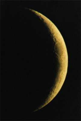 This is one of my first photos of the waxing moon. Meanwhile I can do it much sharper. 