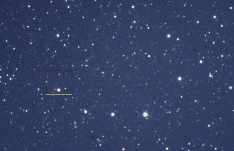 Der Galaxienhaufen Abell 2142 / A2142 mit einer Helligkeit von 16 mag liegt ungefähr an der Stelle des Quadrates im Bild. Am 21.4.2022 um 0:23:46,8 UT wird meiner Prognose nach das Verschmelzen zweier supermassiver Schwarzer Löcher zu beobachten sein (Extrempunkt der Gravitationswellen, die vom Detektor KAGRA beobachtet werden, später auch von LIGO und VIRGO). Dann entstehen eine Hypernova und ein extremer Gammablitz, dessen einer Jet zentral die Erde trifft. Die Hypernova wird als heller Stern (heller als die Venus!) über 1000 Jahre zu beobachten sein. Es folgt ein extremer Börsencrash.