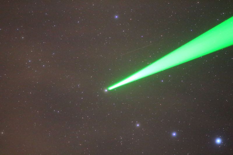 Laserpointer auf Stern Epsilon Coronae Borealis in der Nähe von Abell 2142, Explosion 21.4.2022 um 0:23:46,8UT, Aufnahme vom 27.3.2020 mit 135mm Blende 2,8 EOS 650D