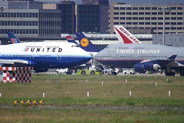 2x United Airlines Boeing 747 mit unterschiedlicher Bemalung