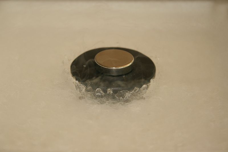 Mit flssigem Stickstoff wurde der Supraleiter mit Magnet auf ca. -197C heruntergekhlt.