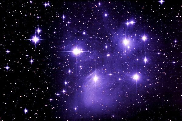 Die Plejaden sind ca. 6 helle und viele dunklere Sterne in einem offenen Sternhaufen